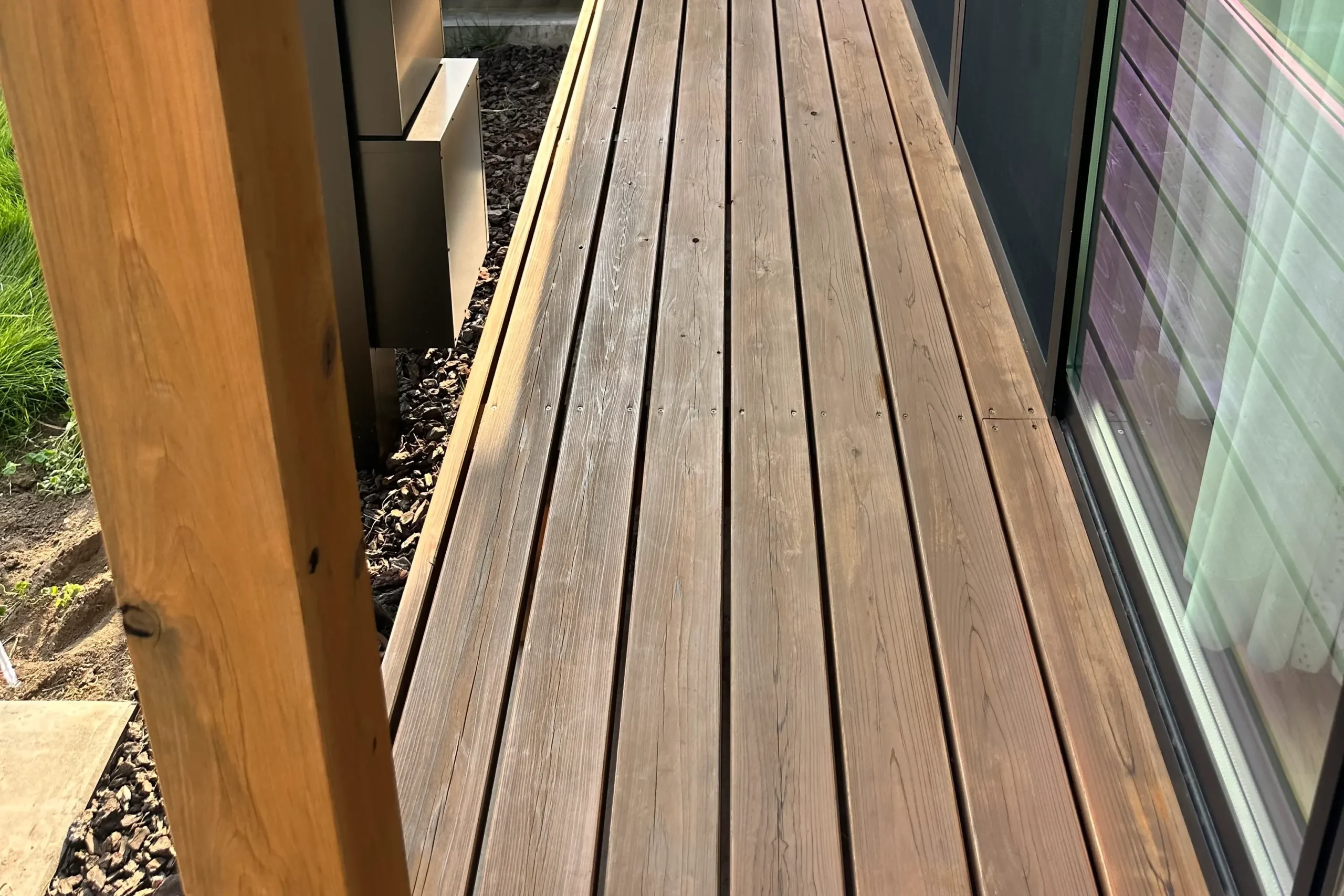 塗装後の美しい木目が映えるウッドデッキの仕上がり