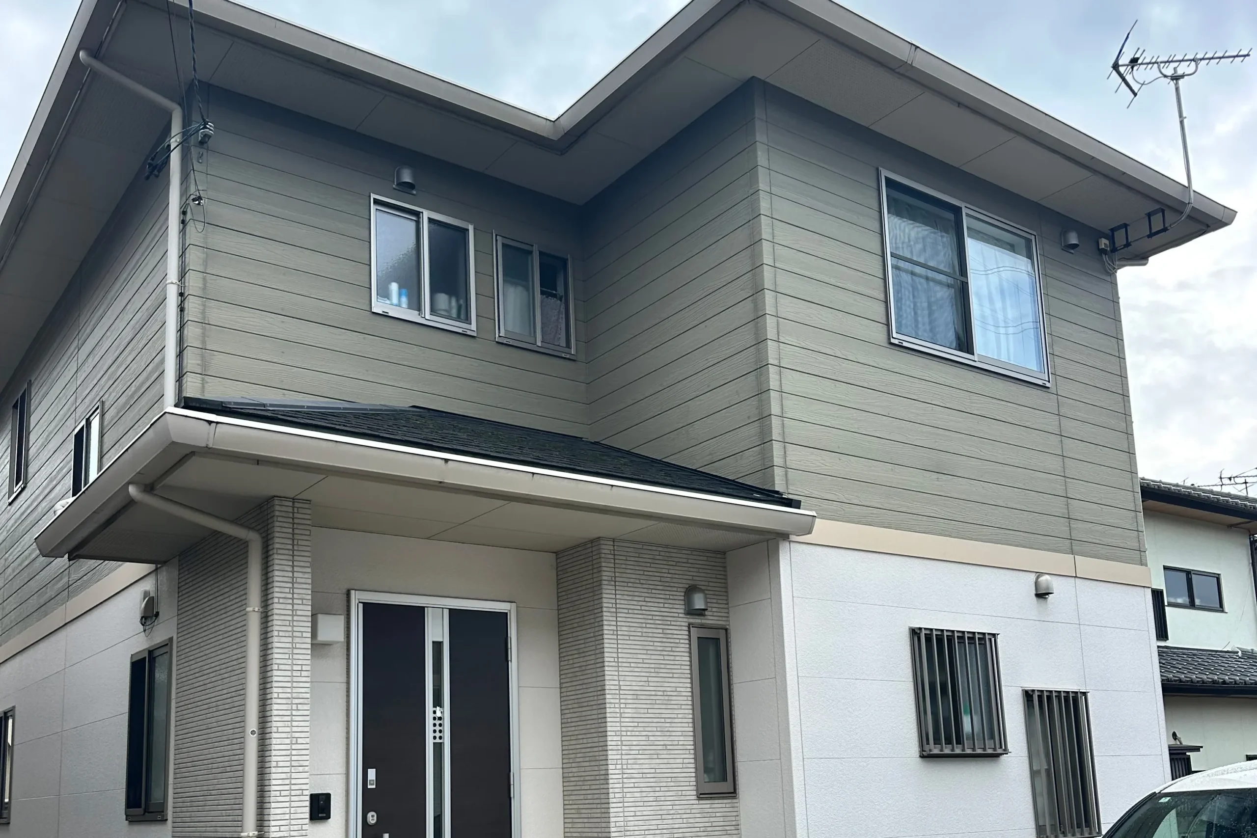 塗り替え前のベージュとグリーンの2トーン外壁。