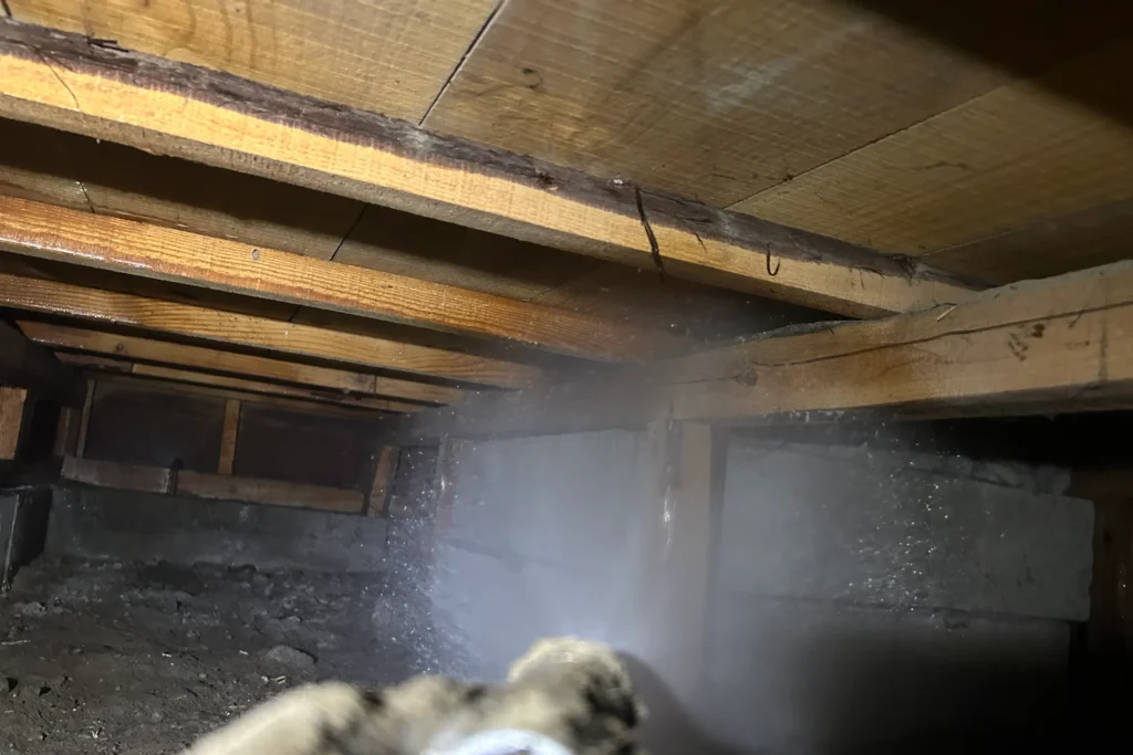 大分県大分市の築35年の床下で施工している様子