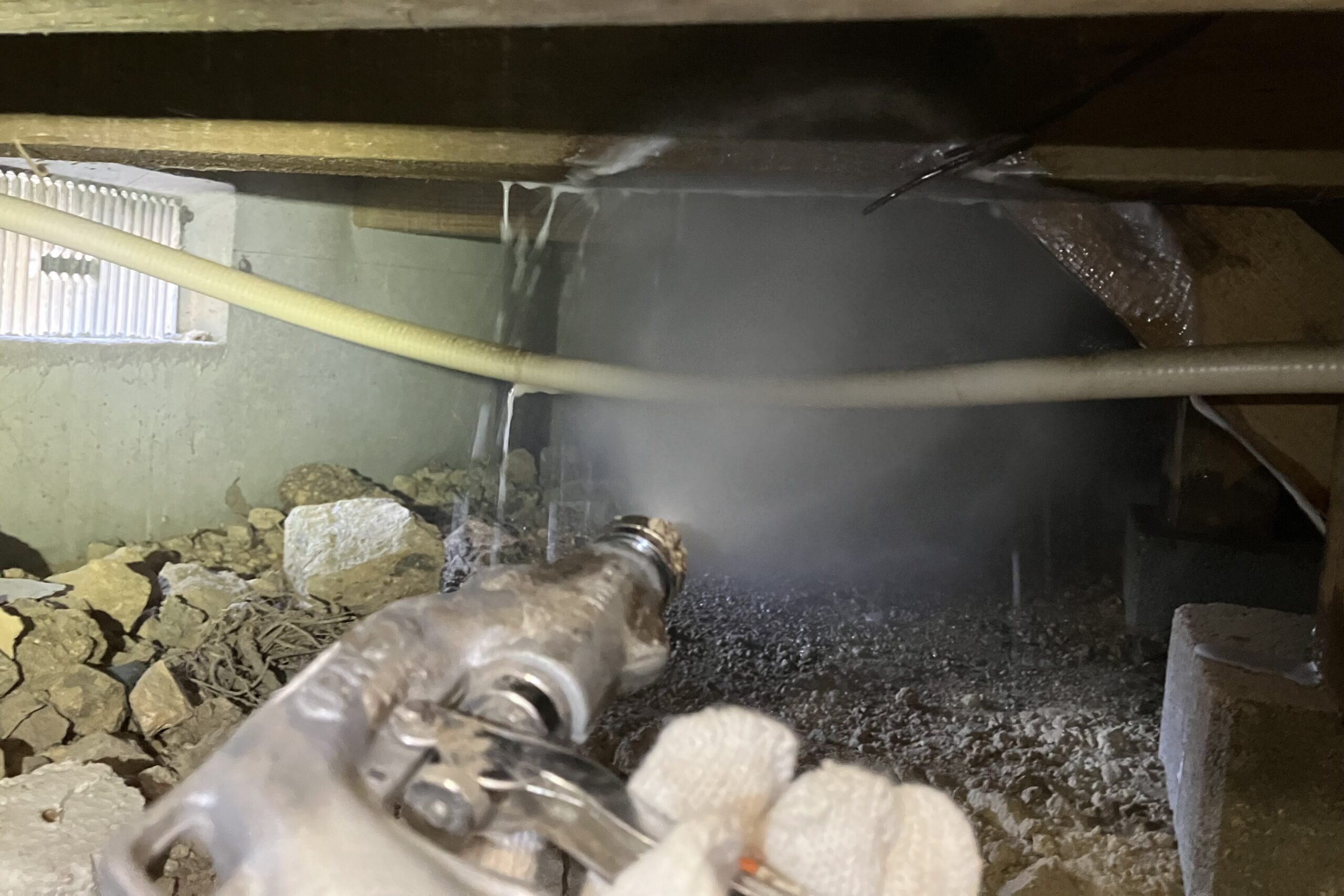 防蟻・防腐効果のある薬剤を床下に噴霧している様子