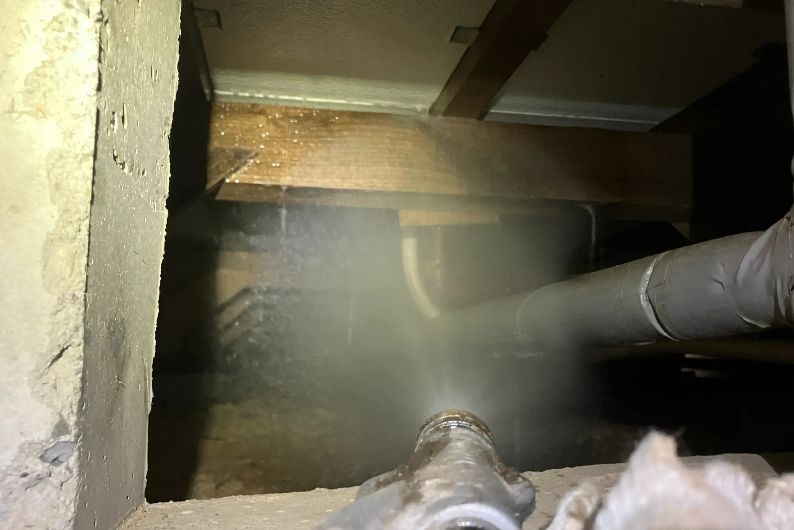 奈良県奈良市の築40年住宅で行った床下へのシロアリ駆除薬剤散布