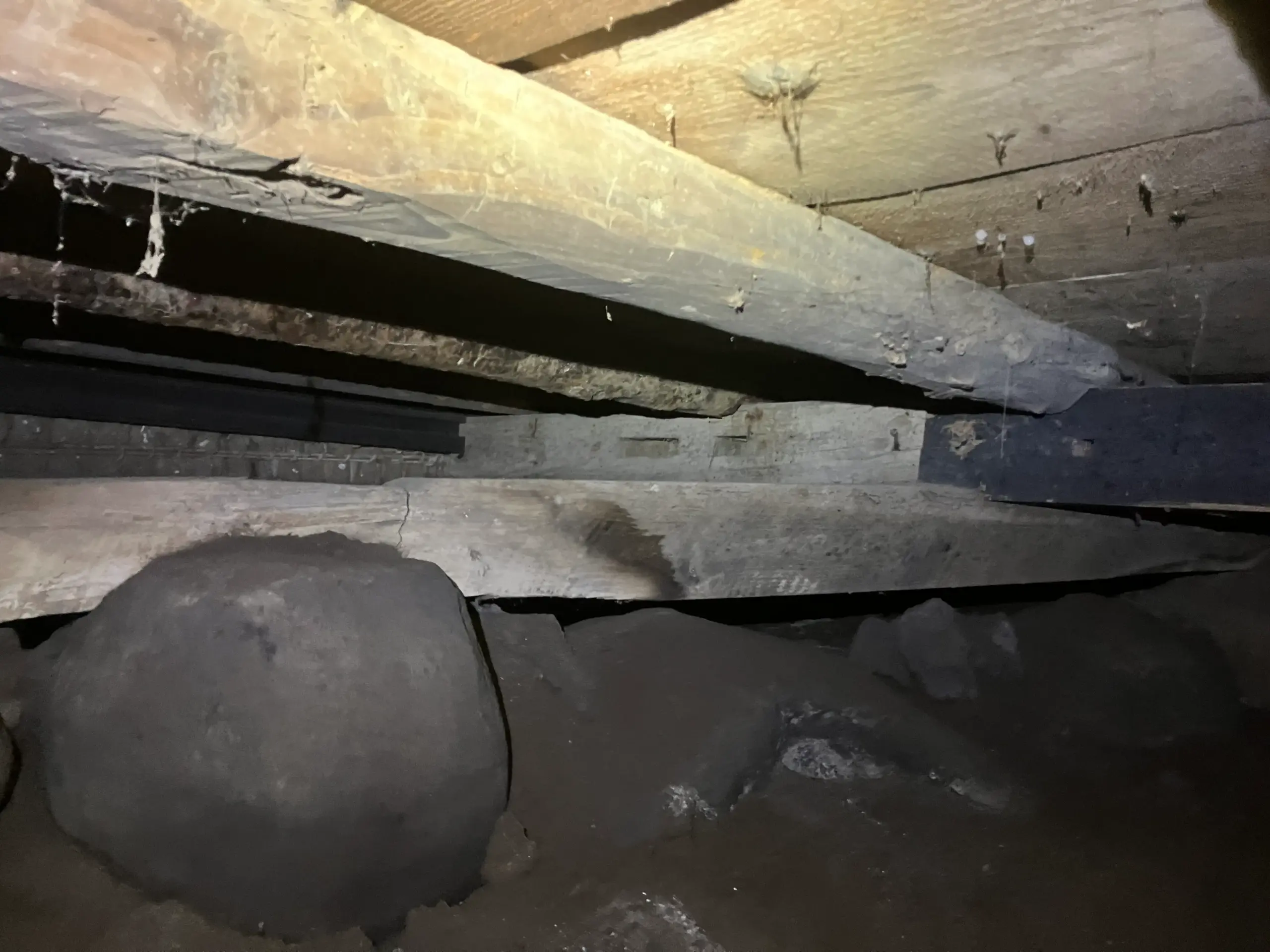 玉石がある築100年古民家の基礎構造