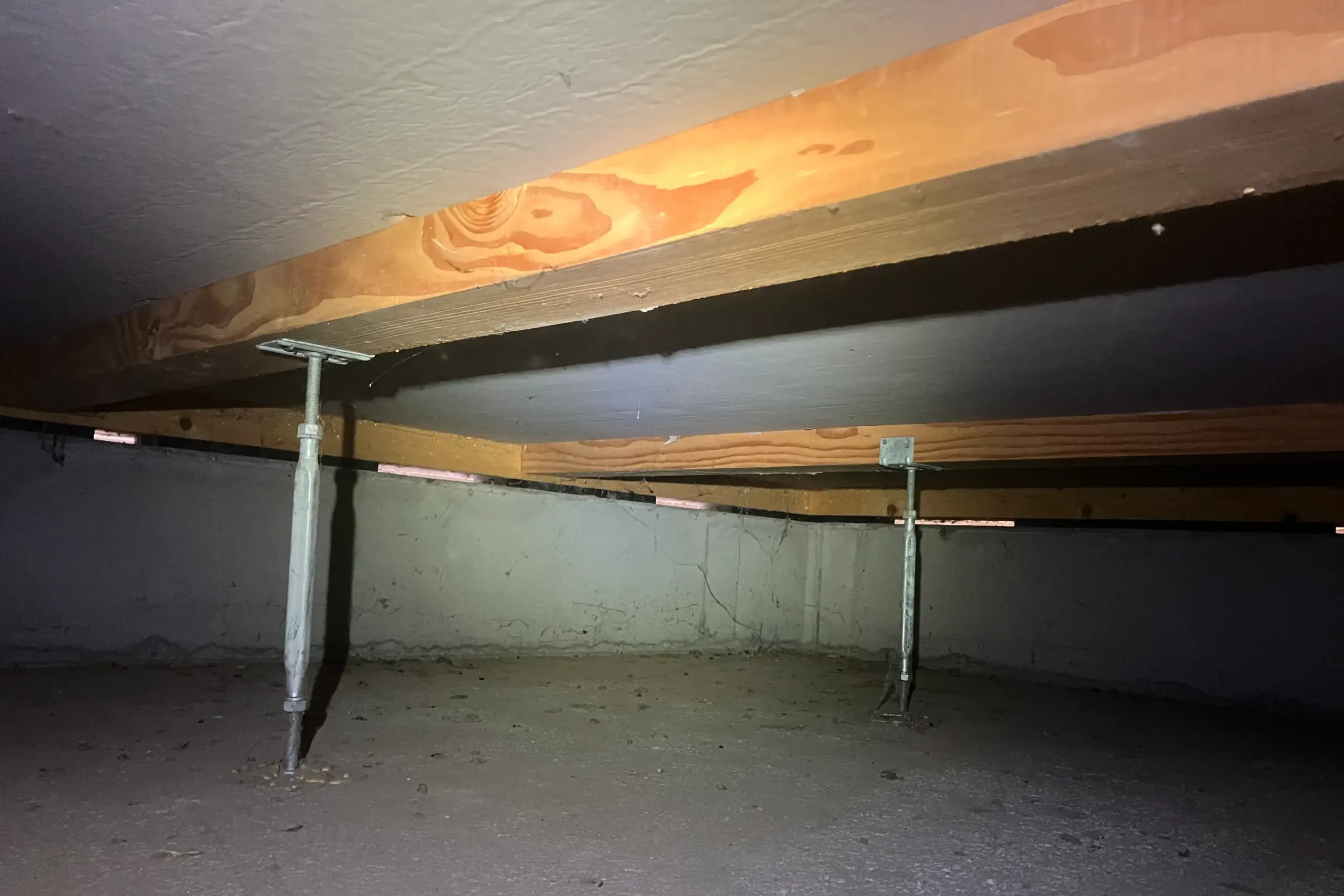 良好な構造を持つ築15年の一戸建て床下。薬剤効果が切れたため、構造材保護のための再予防が必要です。