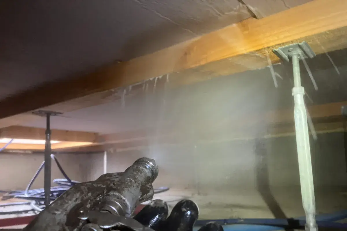 シロアリ駆除の作業中の様子