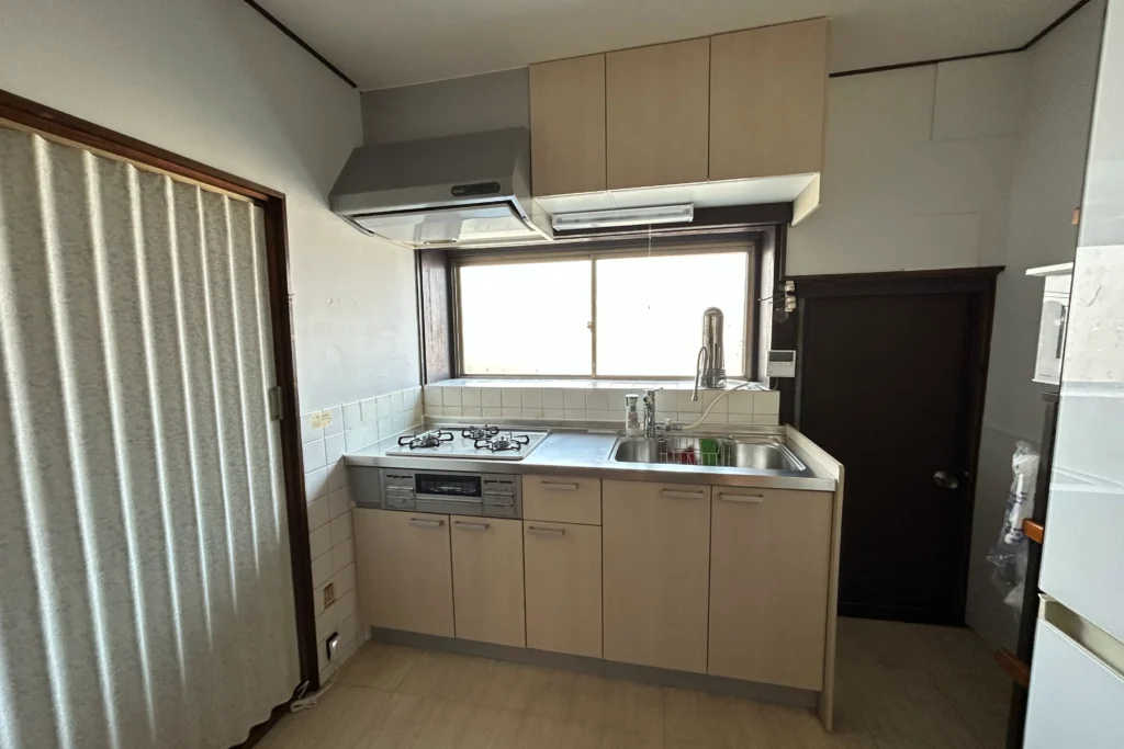 大阪府大阪市の築35年の一戸建てでキッチン交換工事が完了した様子。