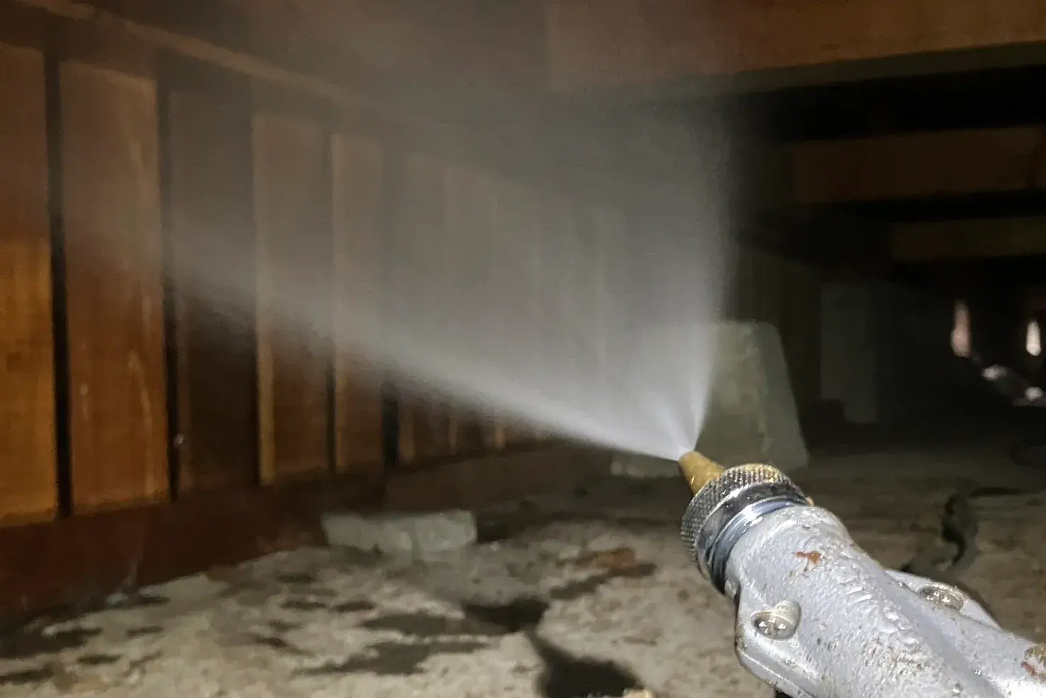 低臭薬剤を使用しムラなく消毒作業中