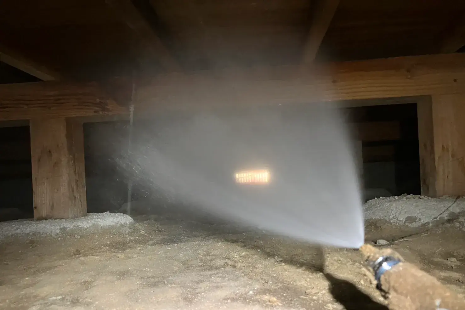 床下の土壌と木部へ防蟻薬剤をムラなく散布し、防御バリアを形成