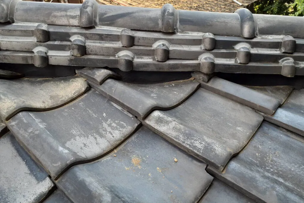 瓦屋根の漆喰部分を塗り直した施工後の様子