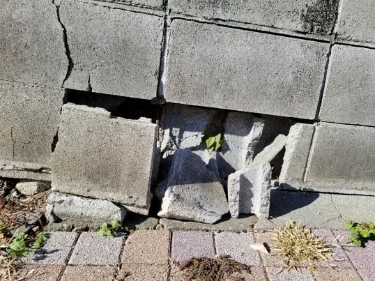 壊れたブロック塀
