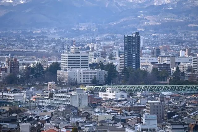 福島県の住宅地と自然環境の風景