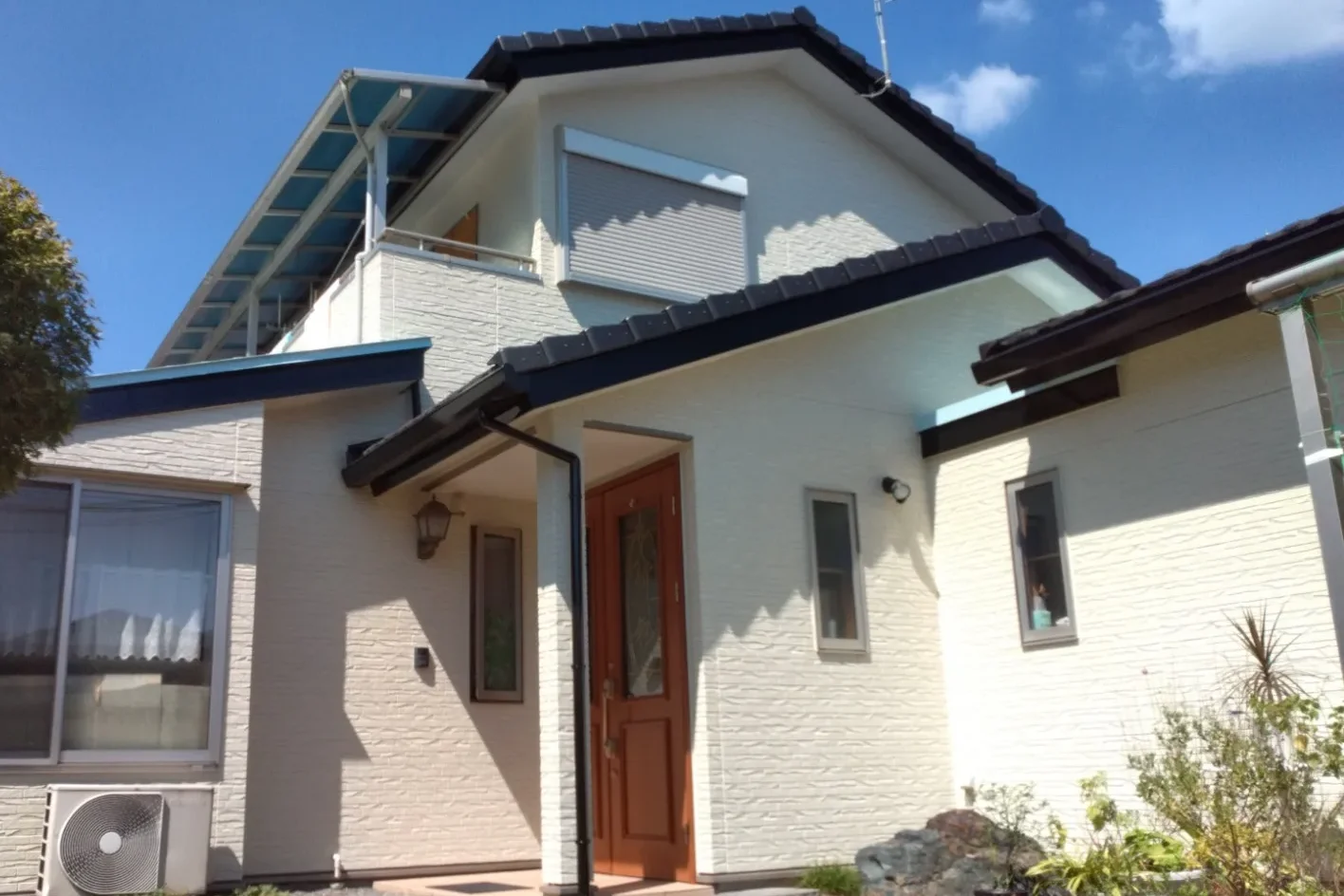 戸建て住宅の外壁塗装施工後の外観（ベージュから白へ塗り替え）