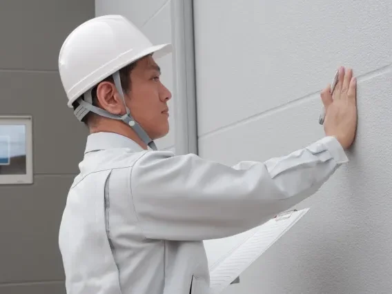 雨漏り診断士による雨漏り調査の様子