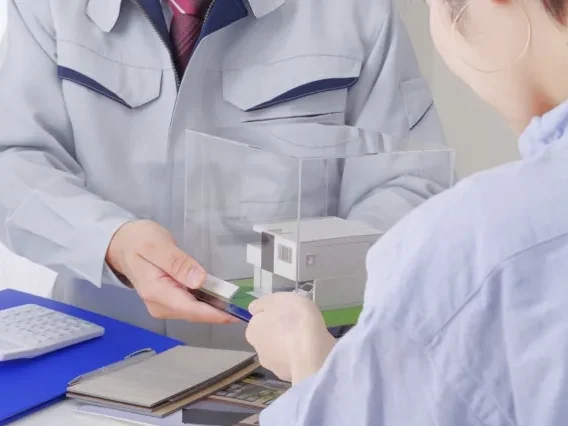 ハウスメーカーと打合せする様子