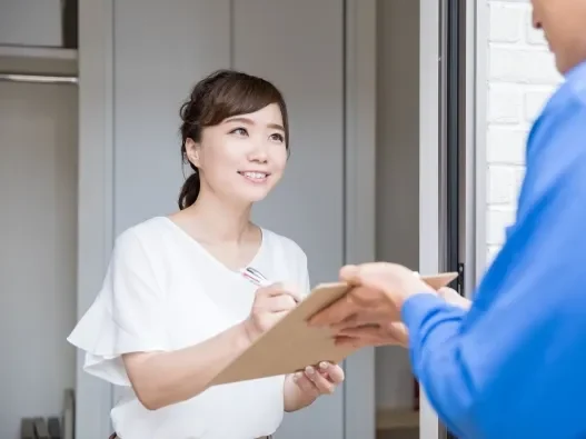 外装リフォーム工事前に近隣住民へご挨拶を行う作業員の様子