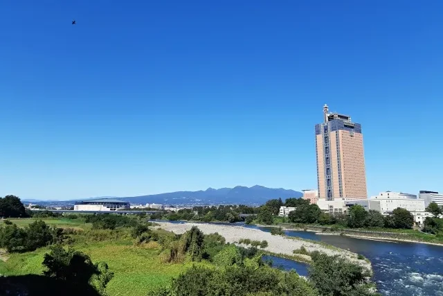 群馬県の住宅地と自然環境の風景