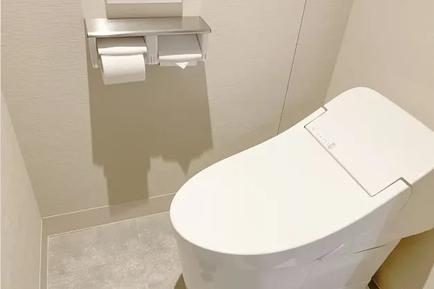 節水型トイレへの交換と内装リフォームの施工事例