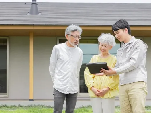 外構工事の施工プランや見積りを説明する様子