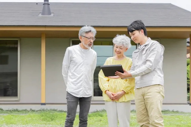 総合リフォームの施工内容について現地で説明を行うスタッフとお客様