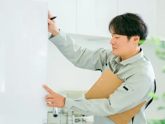 リフォームの現地調査を行う職人スタッフの作業風景