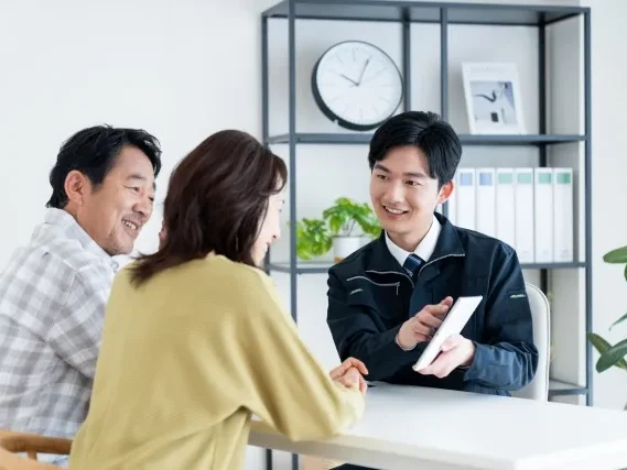 害獣駆除の施工プランや見積り内容を説明する様子