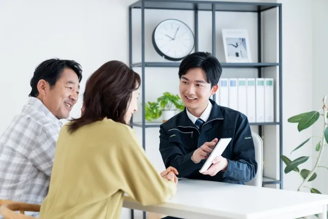 シロアリ駆除施工内容を写真付きで説明中