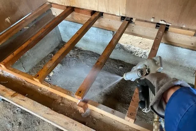 茨城県でのシロアリ駆除作業(床下施工の様子)