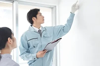 資格をもつ職人が現場で状況を説明している様子