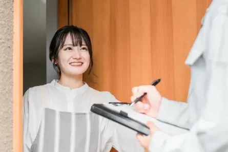 施工後のアフターフォローと保証に関する案内をしている様子