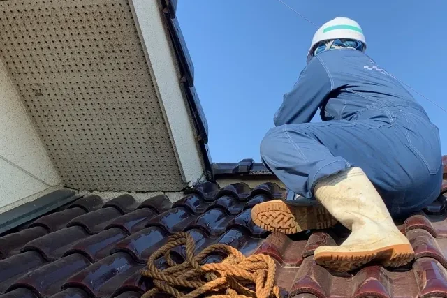 屋根修理作業中の男性作業員