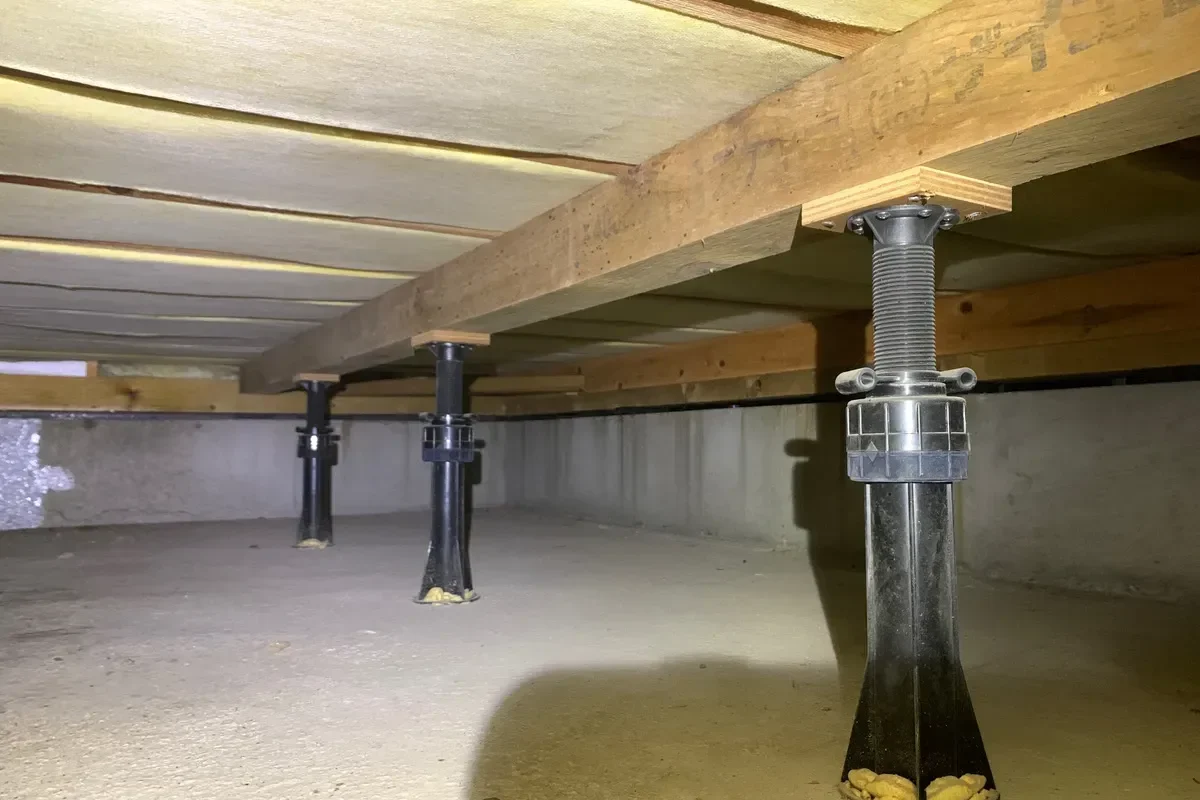 床下のシロアリ防蟻施工前。樹脂製束と大引、コンクリートのベタ基礎が写っている状態。