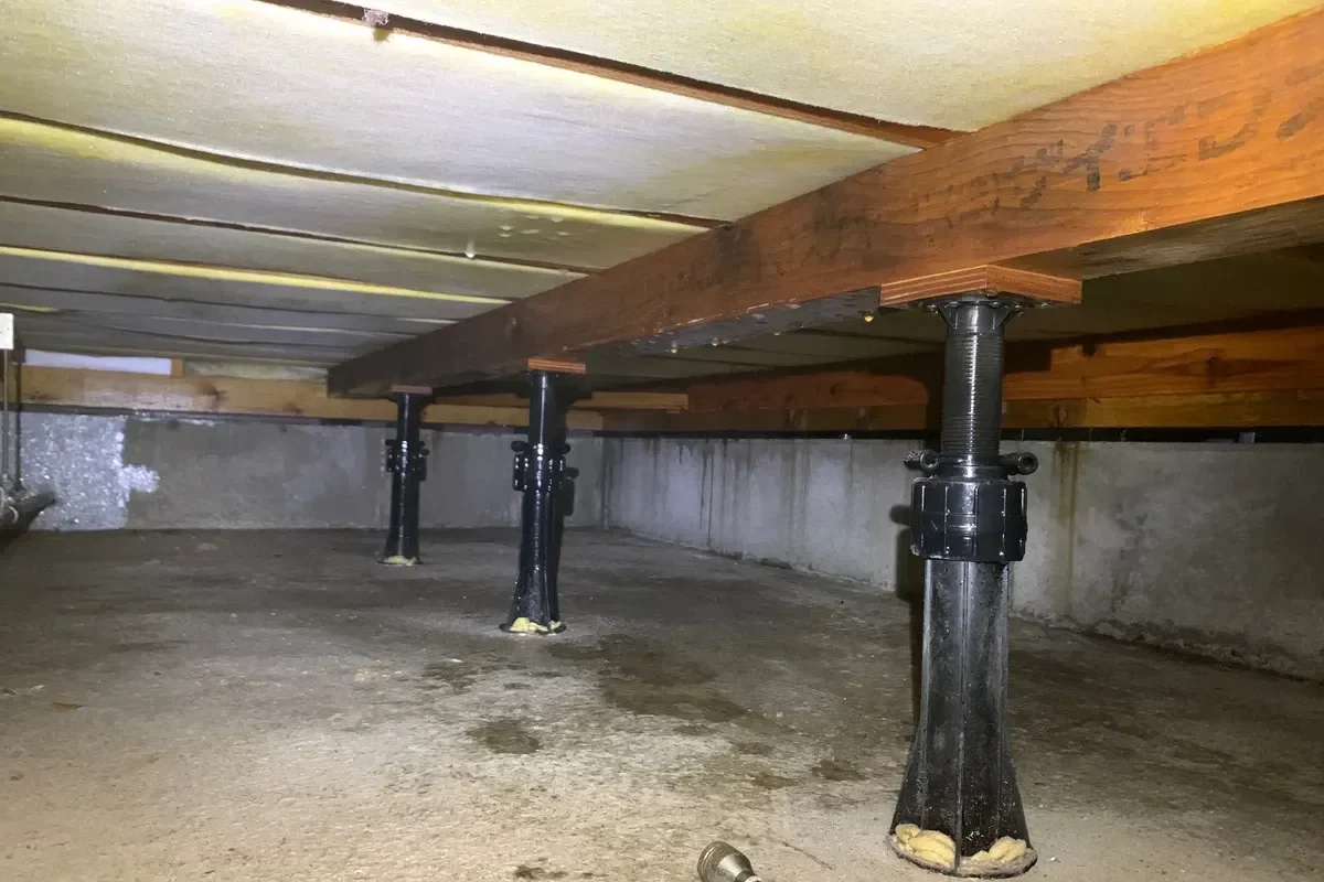 シロアリ防蟻処理が完了し、薬剤が定着した床下の様子。